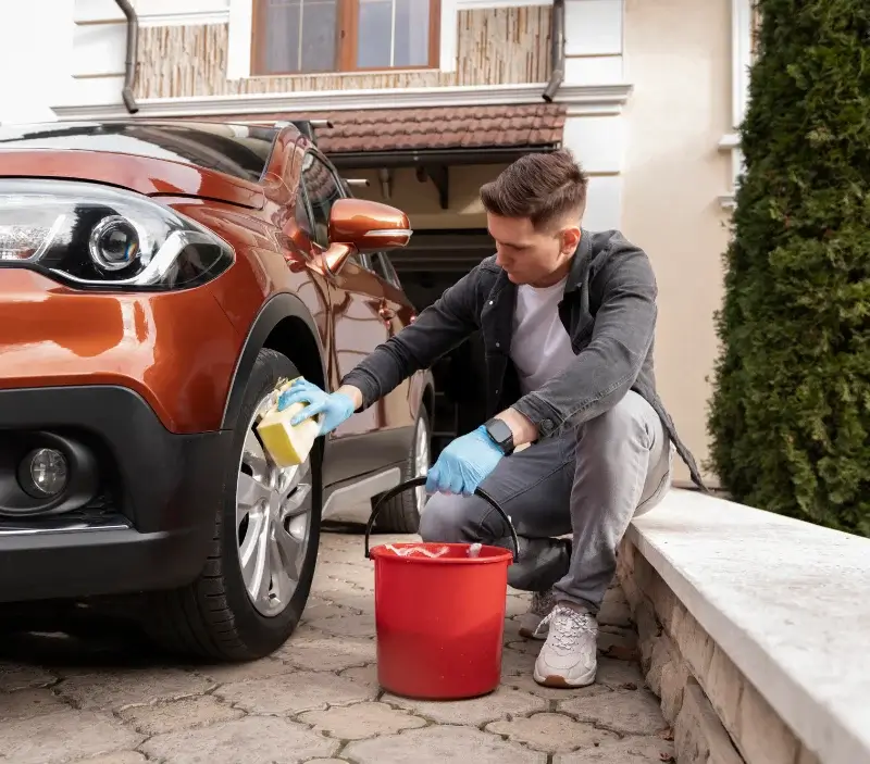 Lavage auto à domicile Pommiers : professionnel intervenant sur un véhicule